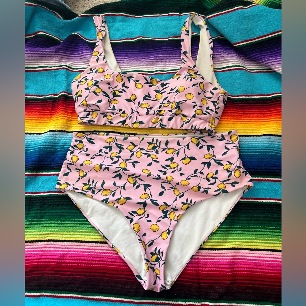 Lemon print bikini set.‎ Bikini top and bottom. Pink Swimsuit size L